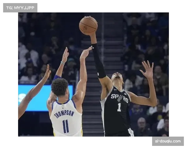 文班亚马首节送出两记大帽压制鹈鹕 防守统治力远超对手仅得一帽